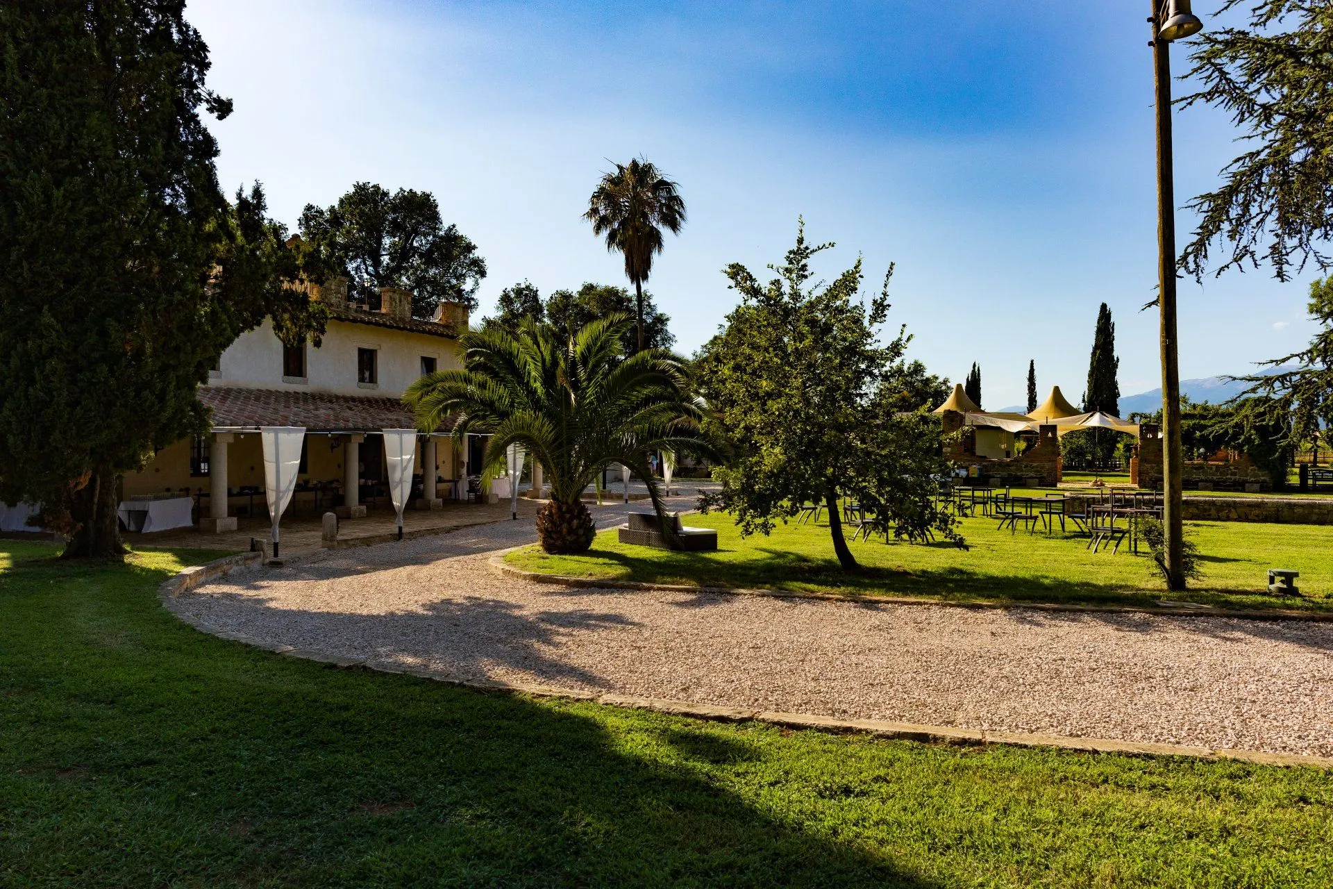 Il giardino principale e il viale di ghiaia davanti alla dimora