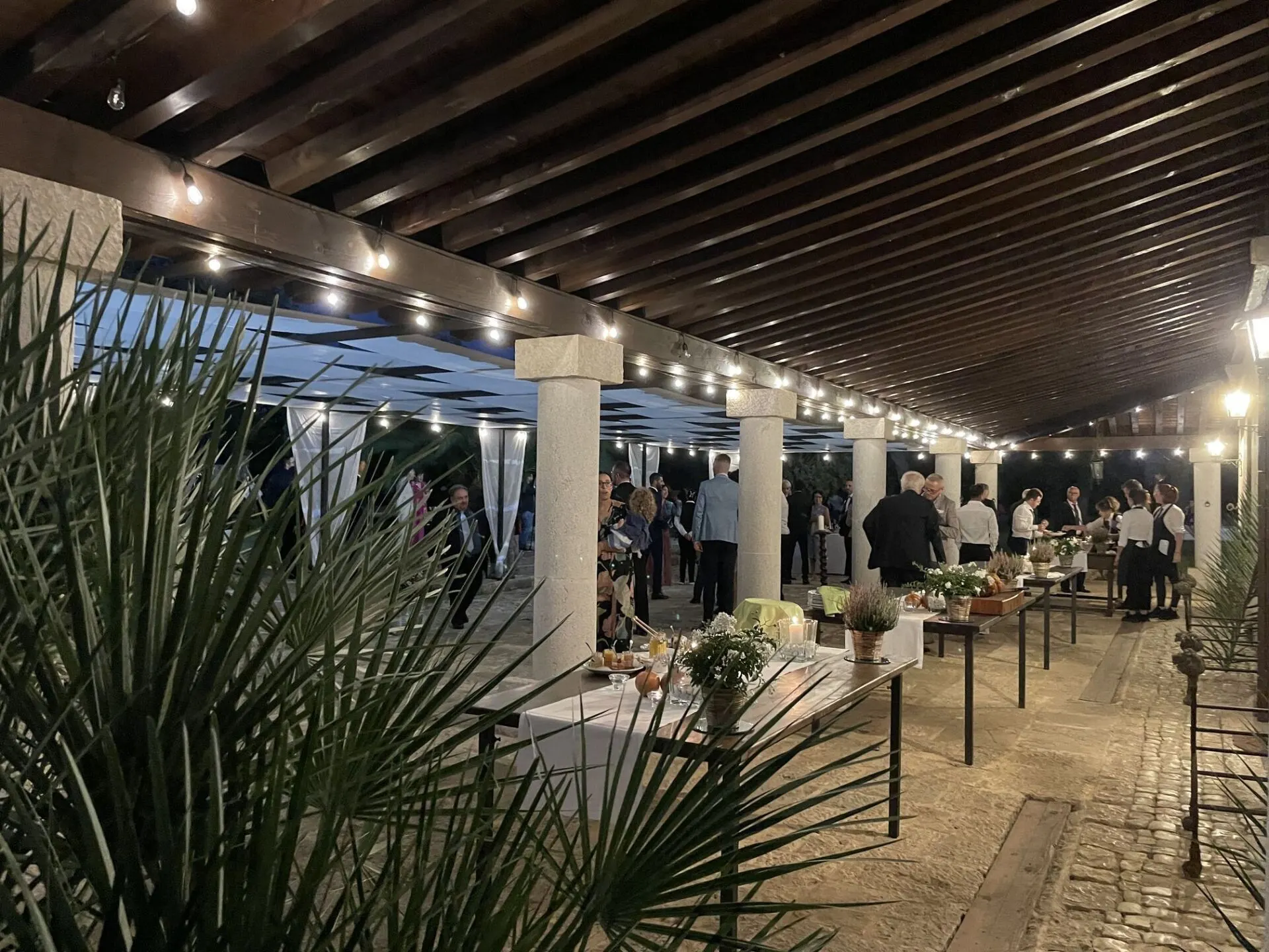 I tavoli apparecchiati sotto il portico
