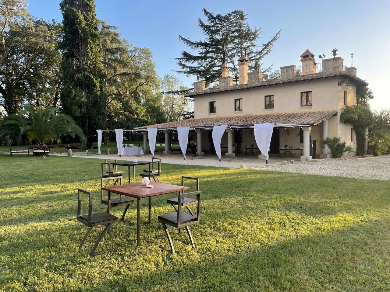 I tavoli nel prato