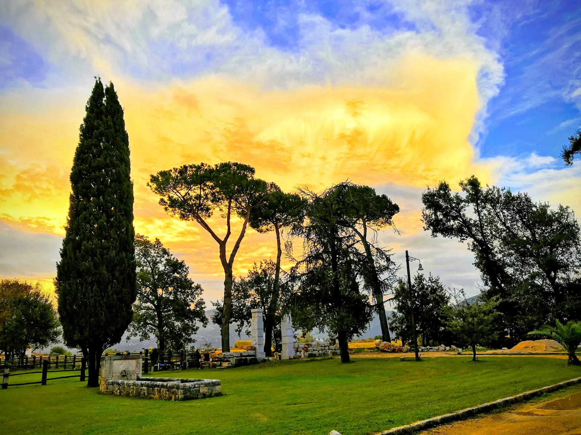 Il parco della tenuta al tramonto